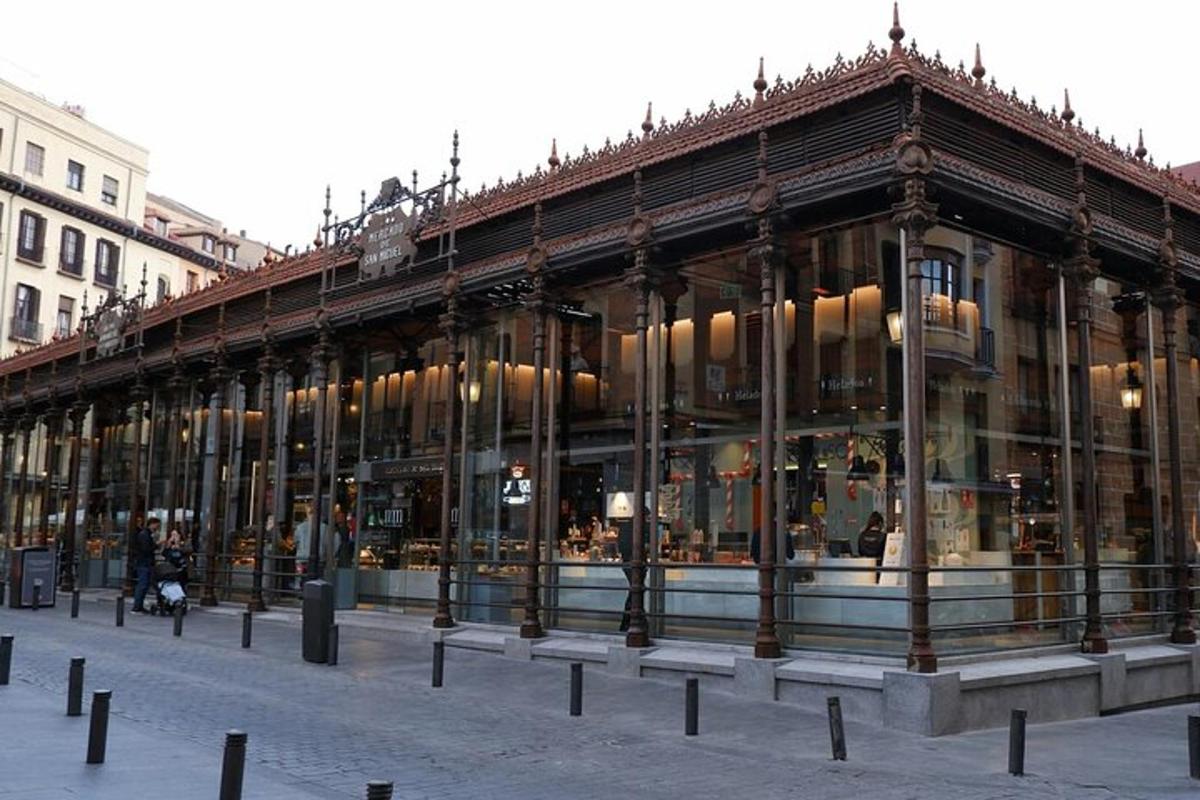un edificio con molte finestre su una strada