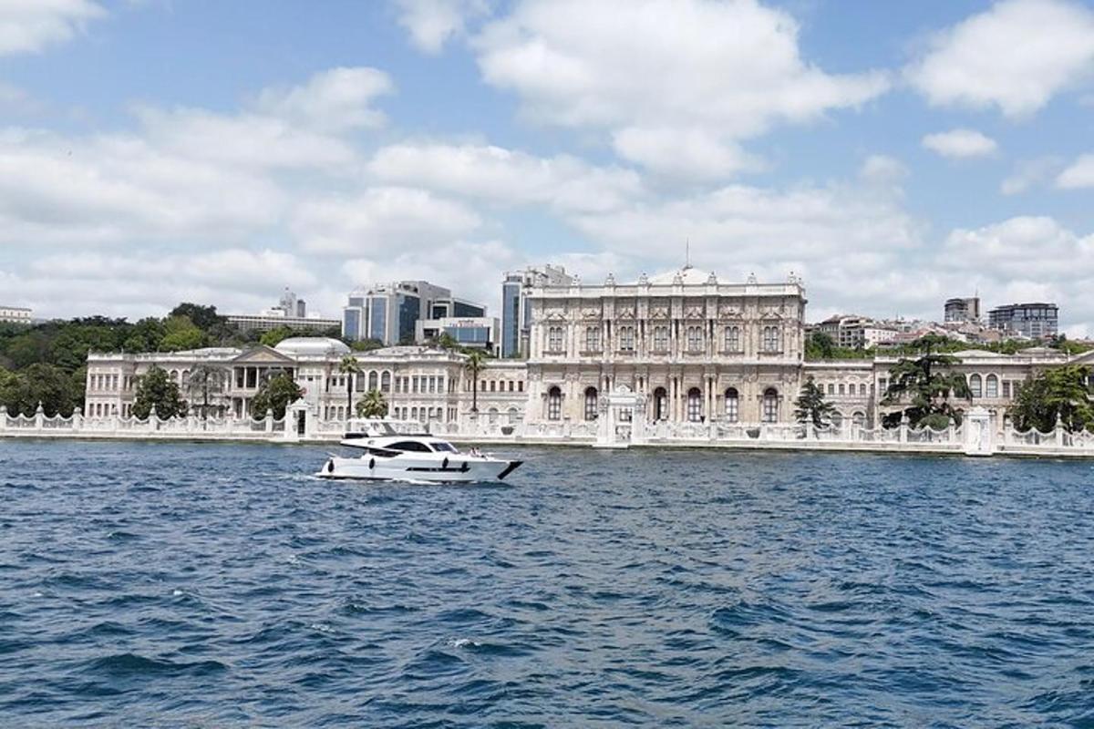 um barco na água em frente a um grande edifício