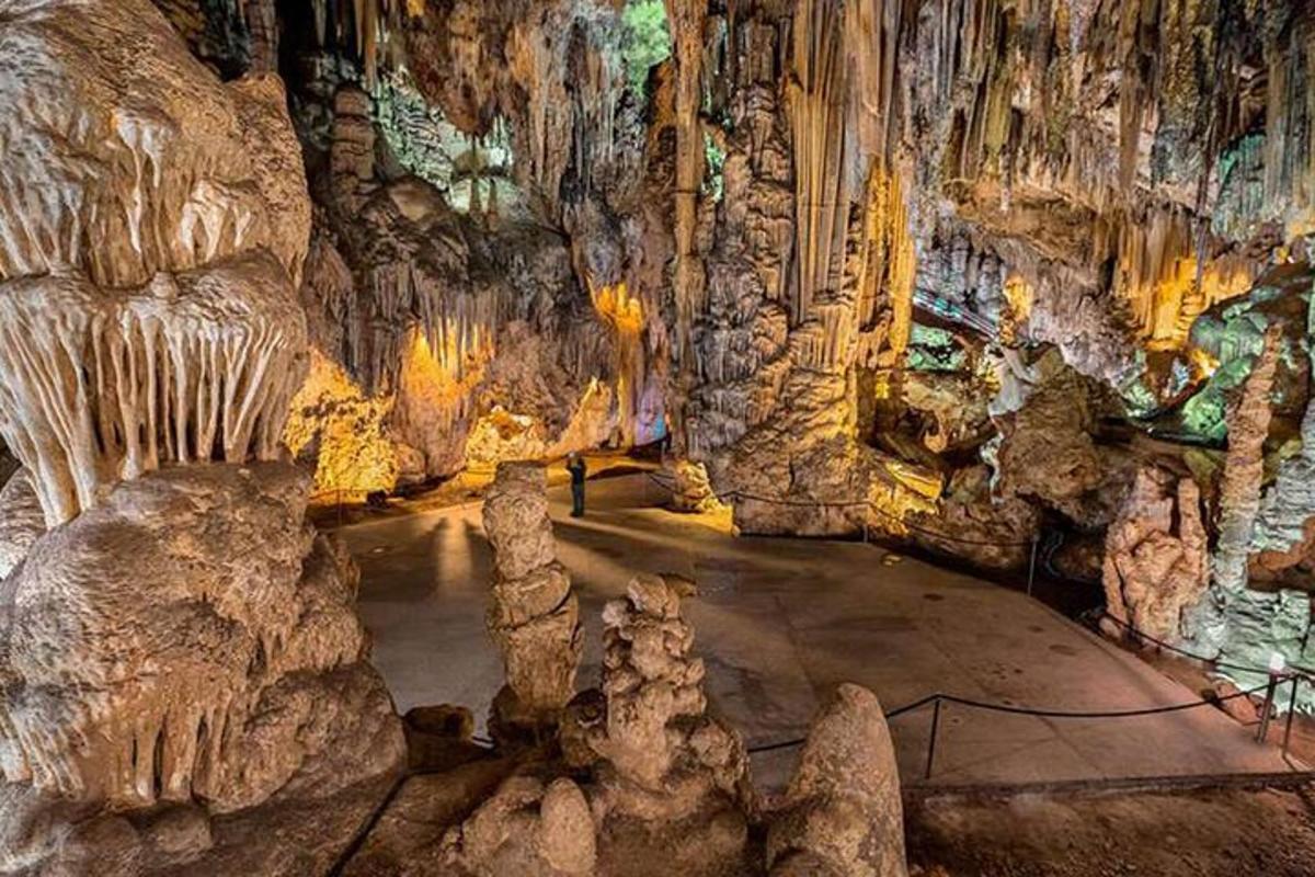 une grotte remplie de stalactites et de rochers