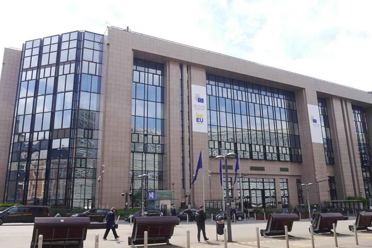 velká budova s lidmi, kteří chodí před ní