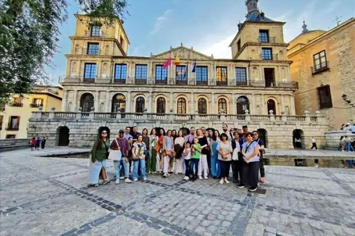 un gruppo di bambini in piedi davanti a un edificio