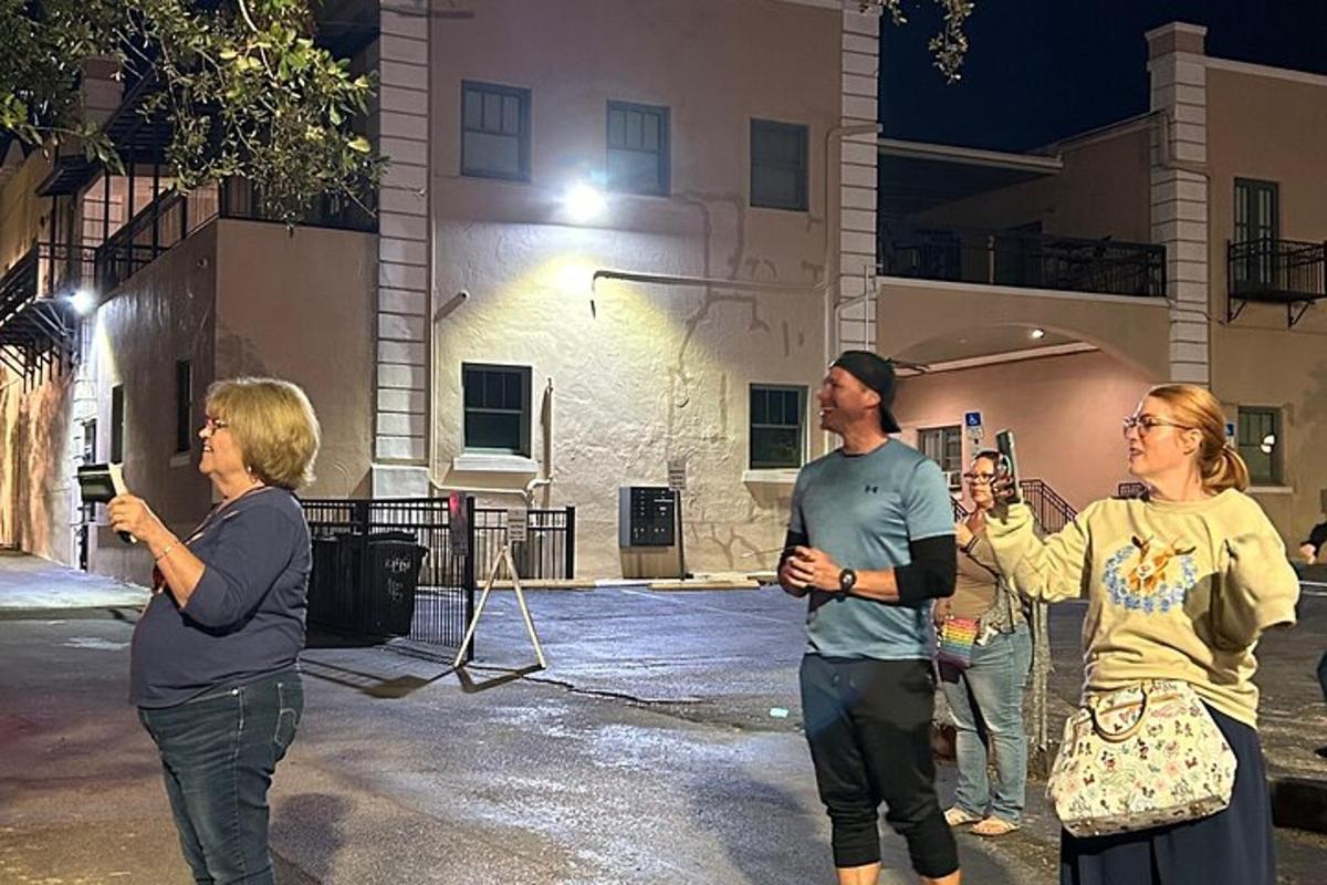 Un grupo de personas de pie frente a un edificio.
