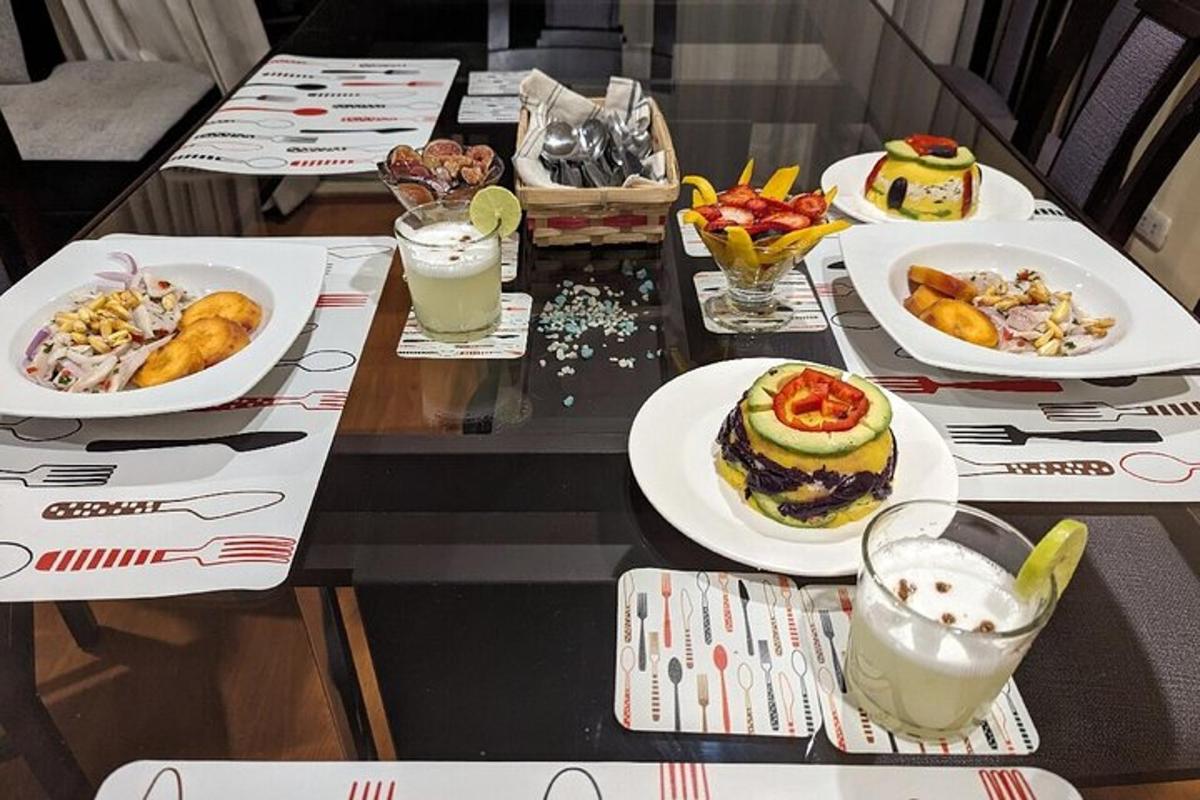 ein Tisch mit Tellern mit Essen und Getränken darauf