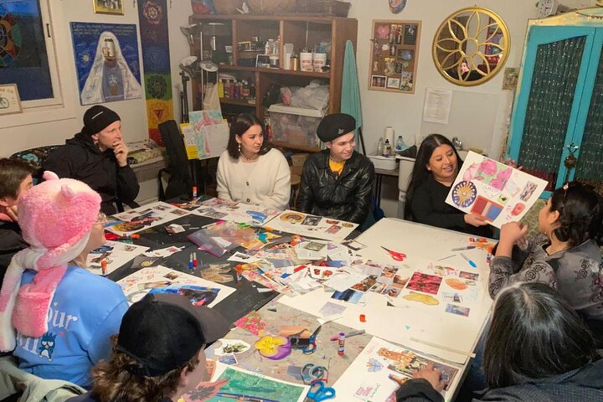 Un grupo de personas sentadas alrededor de una mesa haciendo manualidades.