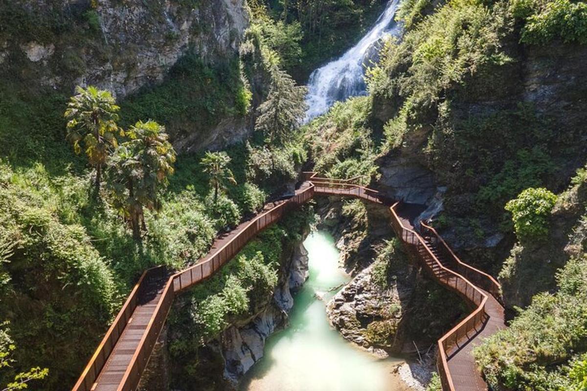 pemandangan udara jambatan di atas sungai dengan air terjun