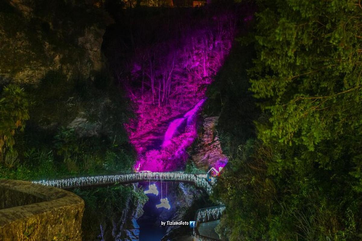 jambatan di atas sungai dengan air terjun ungu