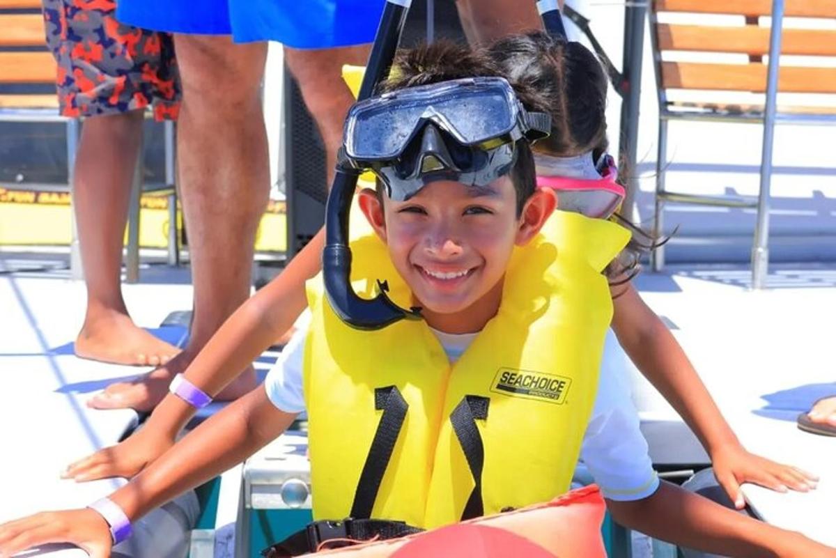 een jonge jongen met een duikhelm en een reddingsvest