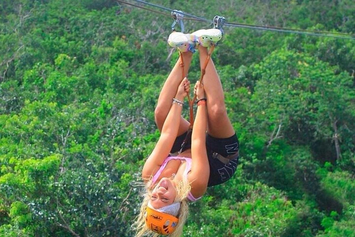 seorang gadis sedang bergantung di tali zipline