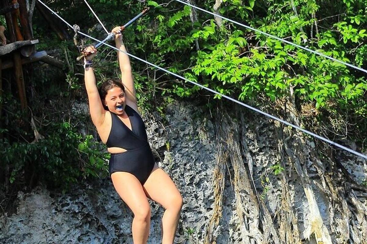 seorang wanita dengan pakaian renang hitam berdiri di atas zip line