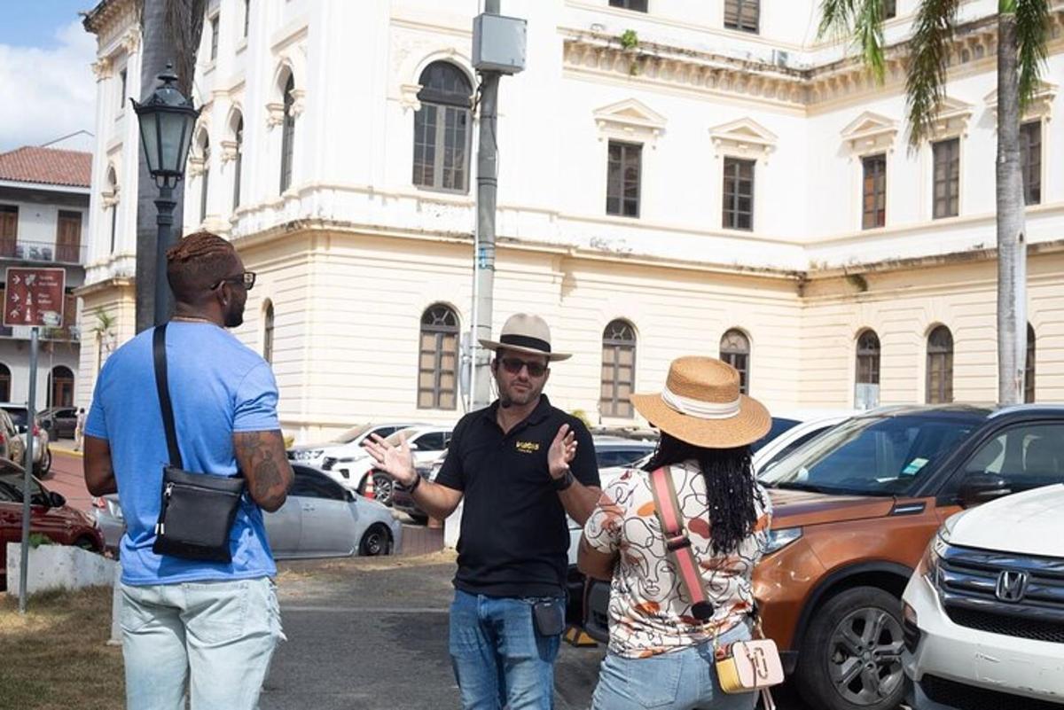 um grupo de pessoas paradas em um estacionamento