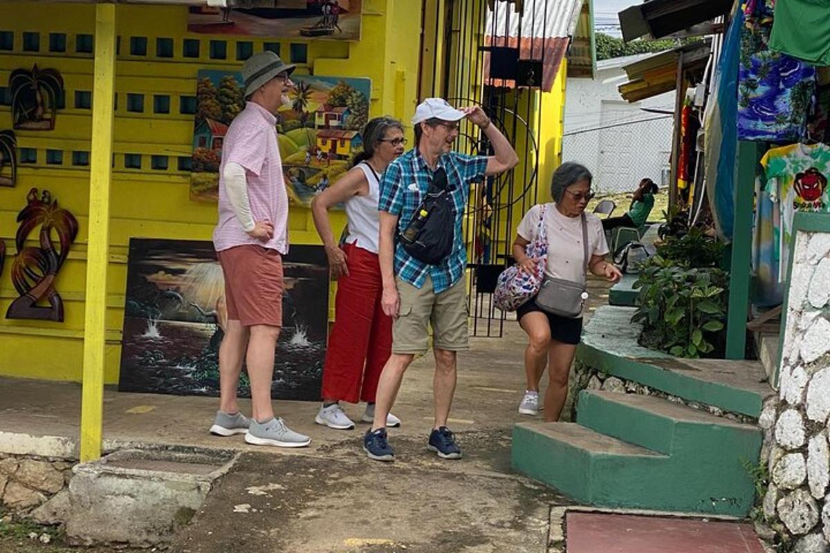 um grupo de pessoas do lado de fora de uma loja