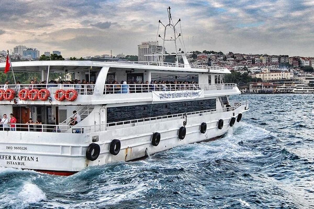 una barca bianca con persone a bordo sull'acqua