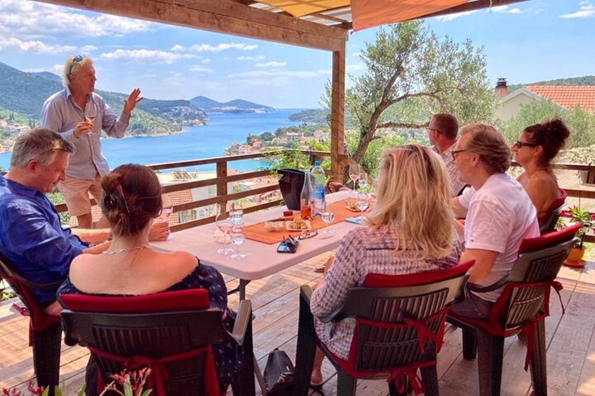 en grupp människor som sitter vid ett bord med utsikt