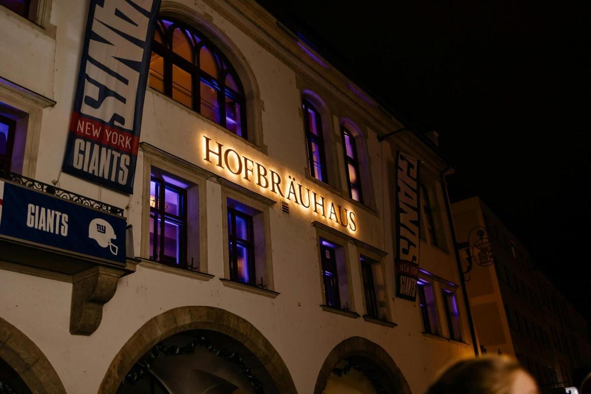 budova s nápisem hotelu na boku
