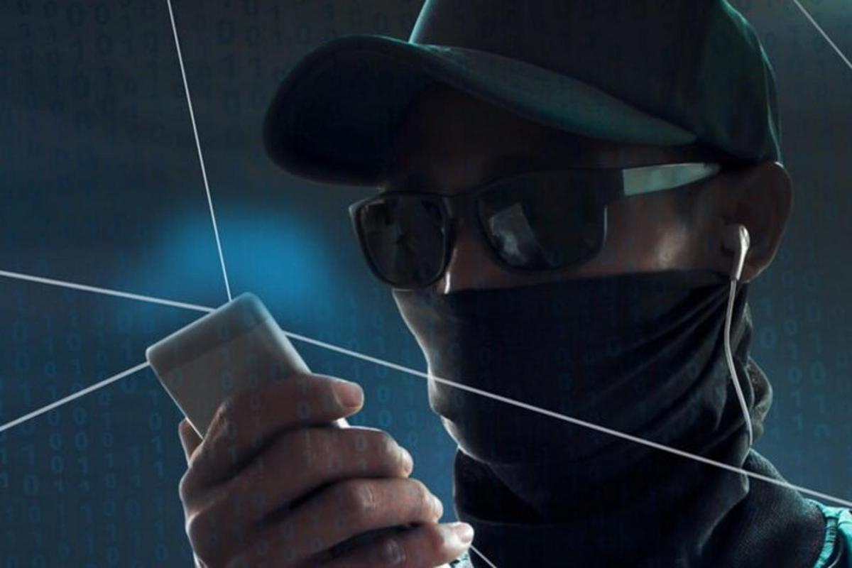un uomo che indossa una maschera e occhiali da sole e tiene in mano un cellulare