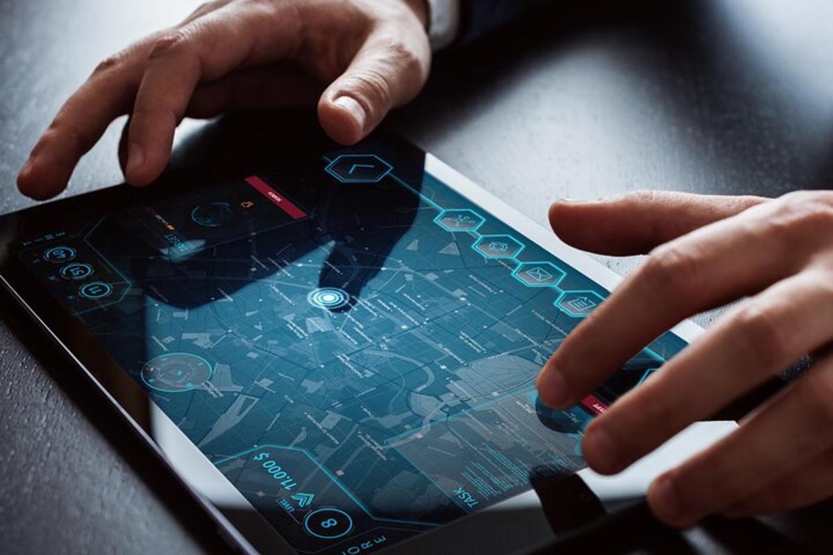 una persona sta giocando su un tablet
