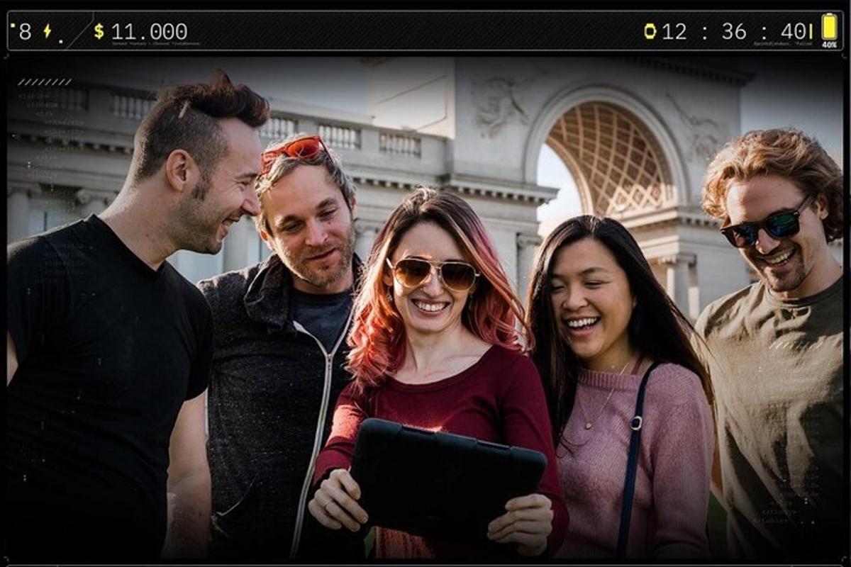 un gruppo di persone che guardano un tablet