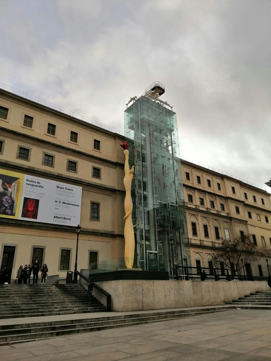 üvegszobor egy épület előtt