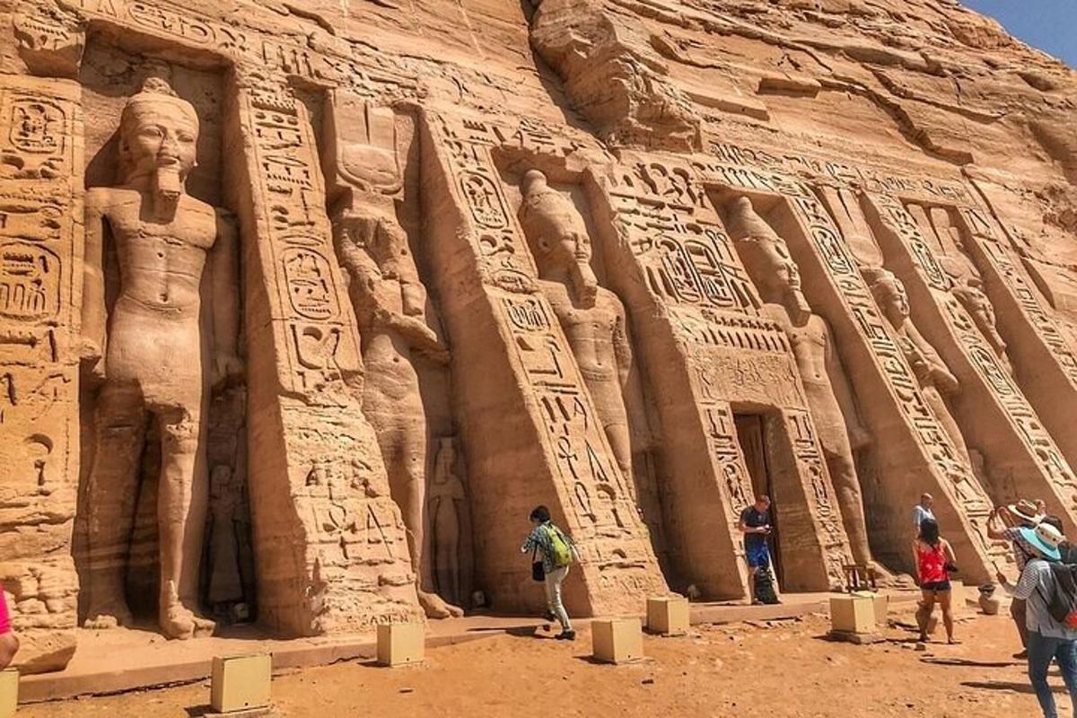 as pessoas estão em frente a um templo indiano