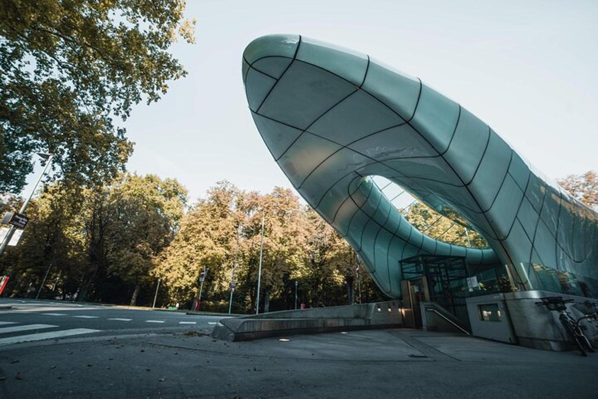 un edifici amb una teulada corbada en un parc