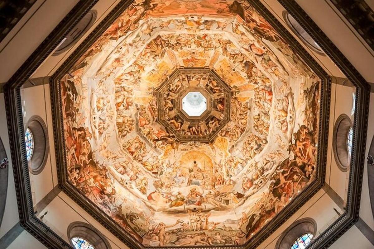 un sostre d'un edifici amb una pintura