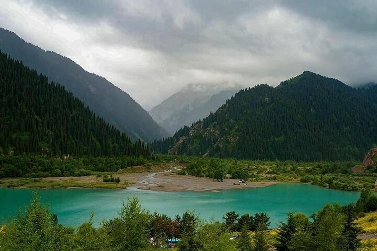 jezero uprostřed údolí s horami