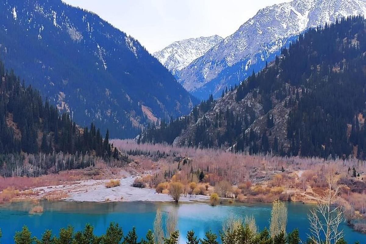 jezero uprostřed údolí s horami