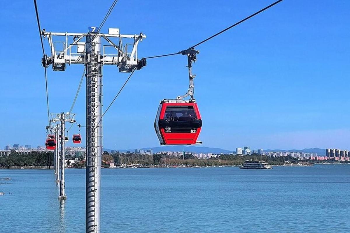 um teleférico vermelho sobre um corpo d'água
