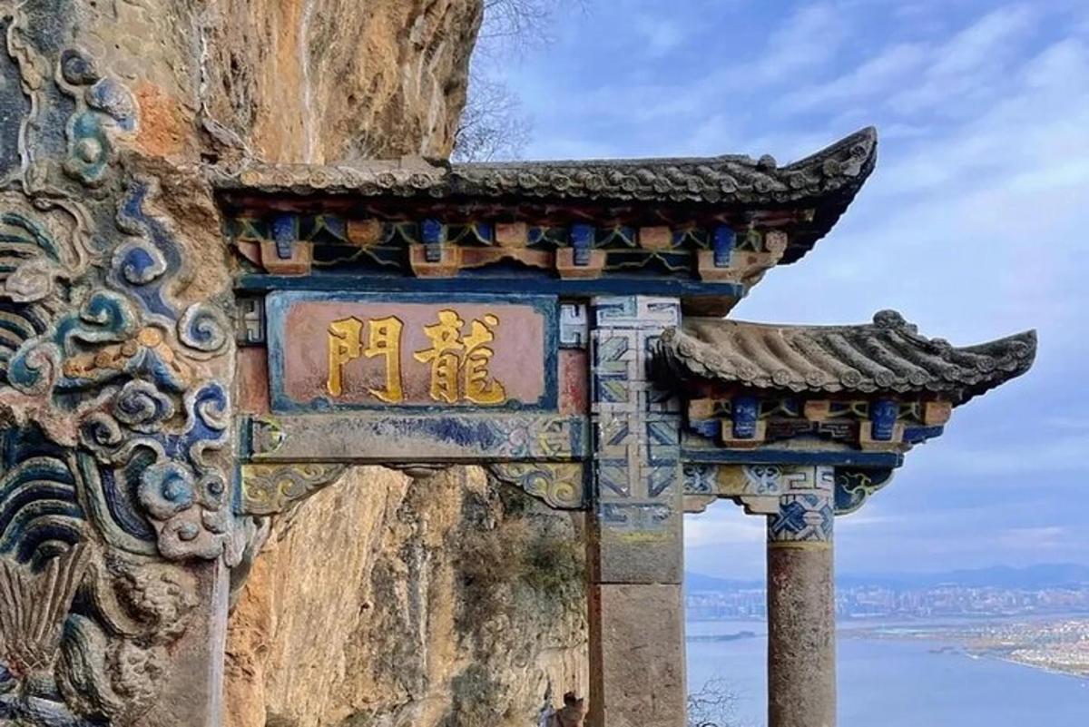 石墙侧面的标志