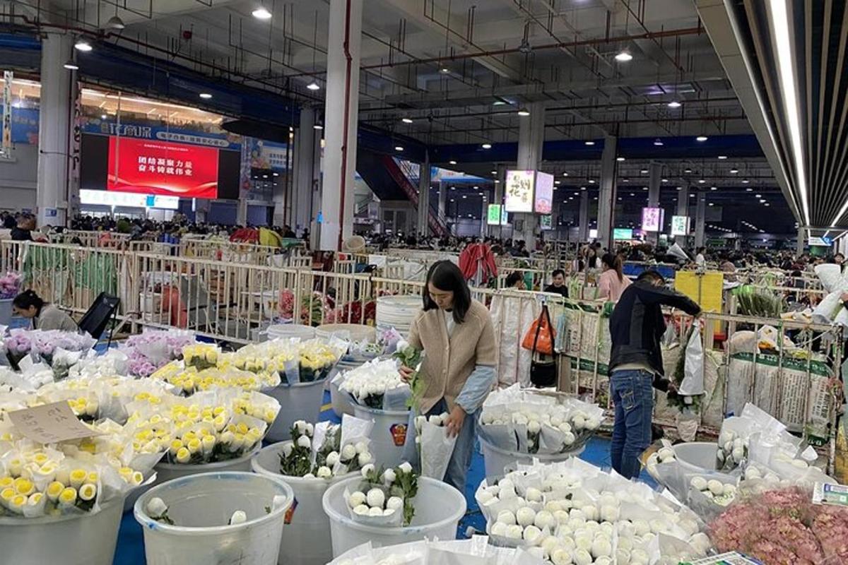 一群人在花市里