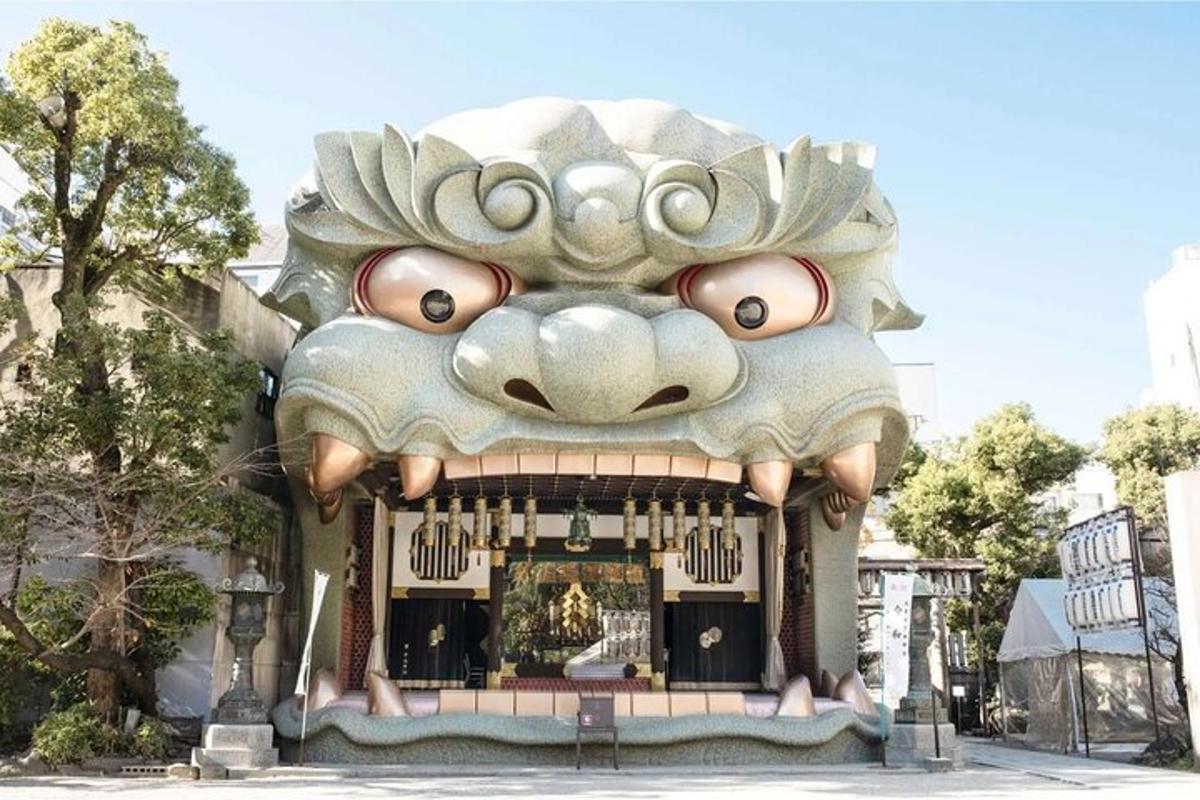 正面に顔が描かれた建物