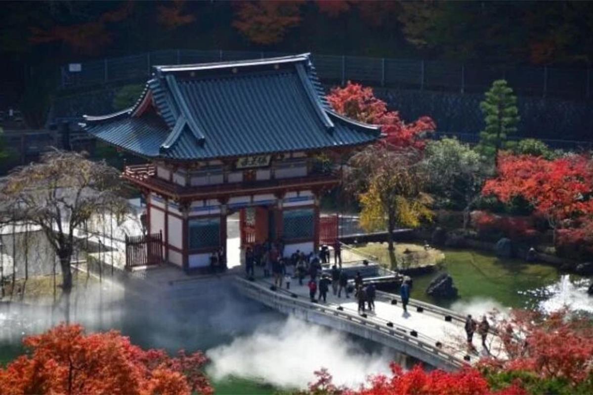 池の真ん中にあるアジアの寺院