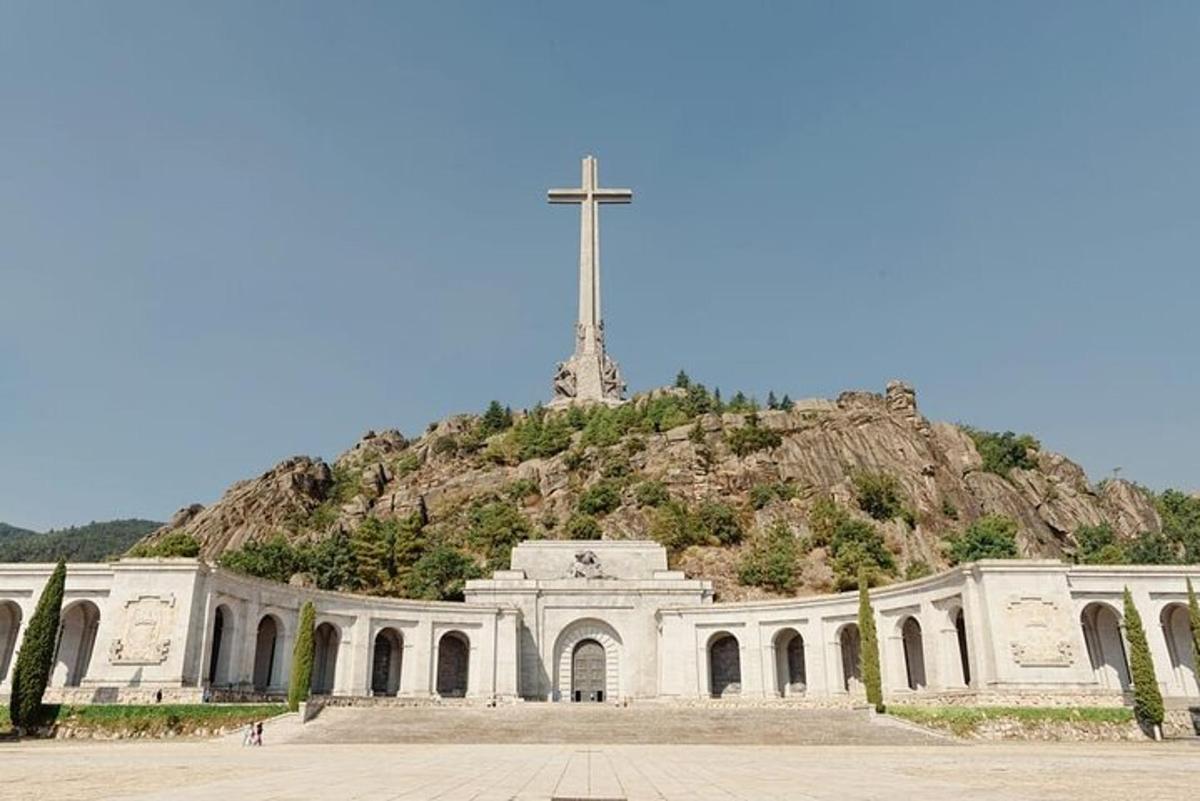 μια εκκλησία με σταυρό στην κορυφή ενός λόφου