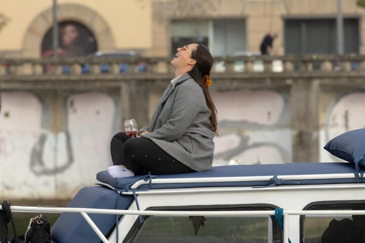 žena sedící na střeše autobusu