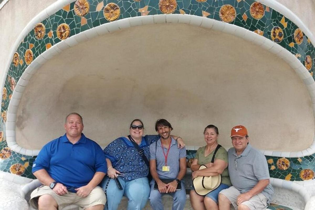 un grup de persones posant per a una foto en un arc
