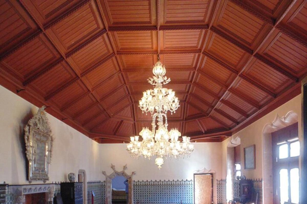 una grande stanza con un soffitto con un lampadario