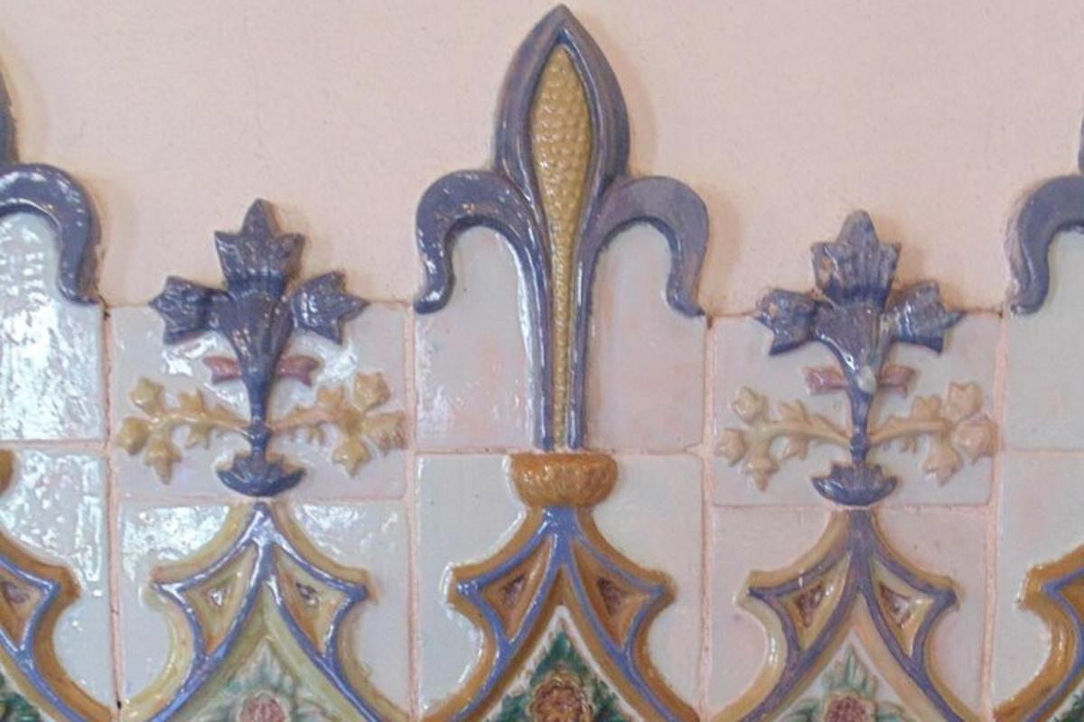 tre specchi sul muro di un bagno