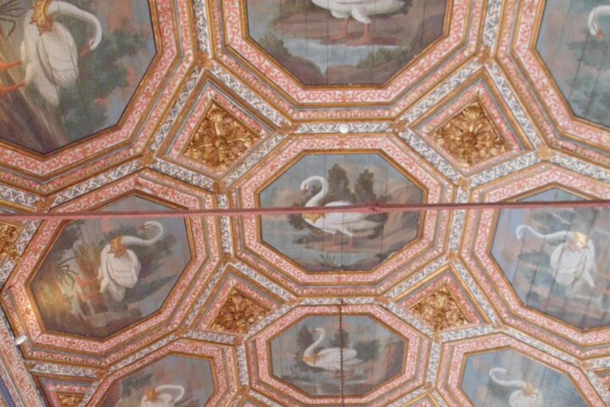 un soffitto con dipinti di animali