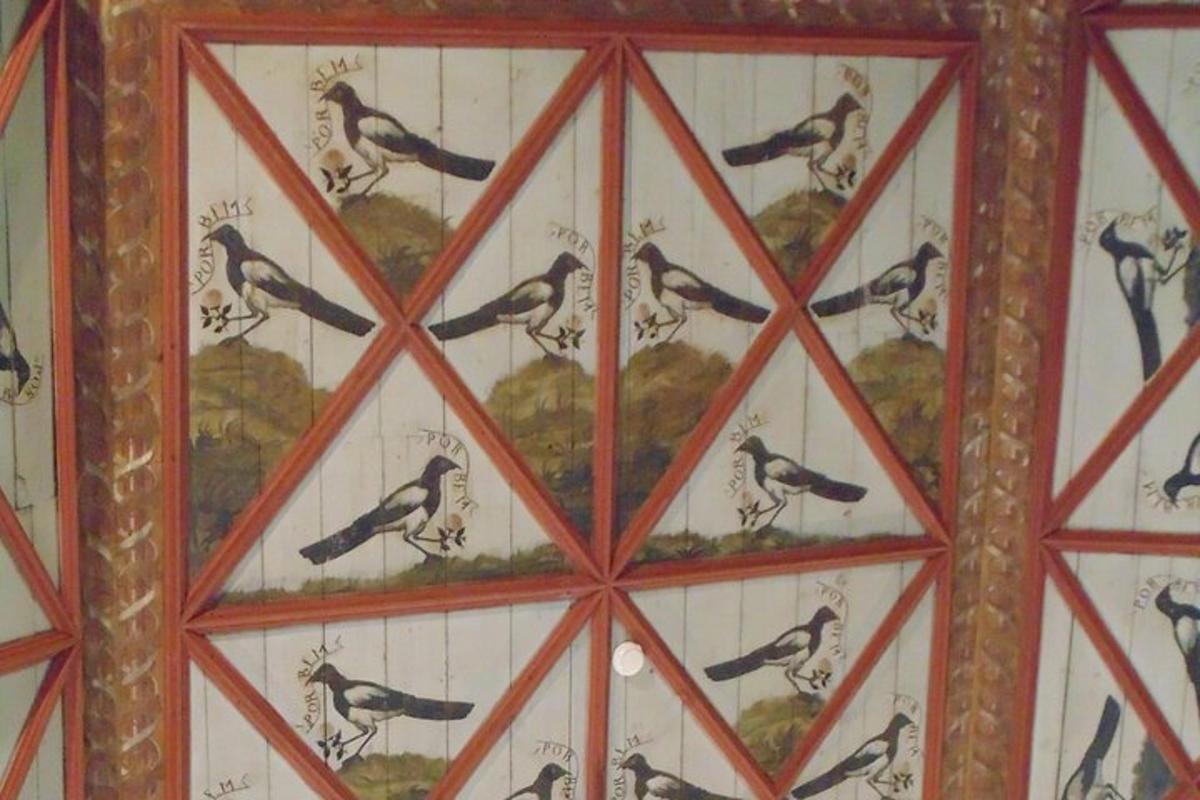 una trapunta con uccelli sul lato di un muro