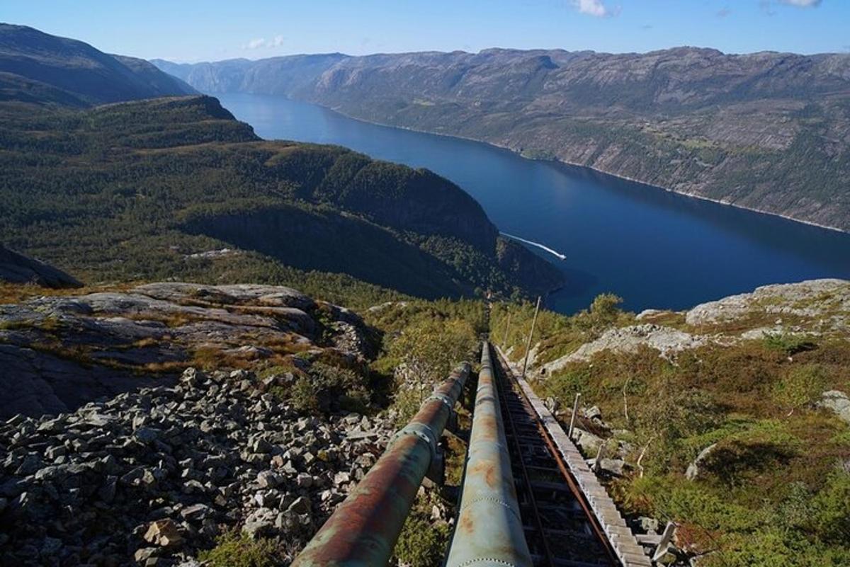 železniční trať na hoře s výhledem na jezero