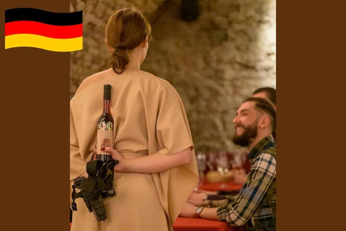 žena držící láhev vína a fotoaparát