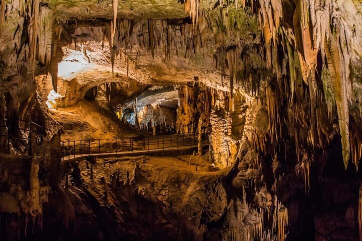 sebuah gua dengan laluan pejalan kaki di dalamnya