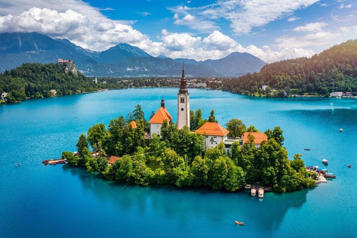 un'isola con una chiesa in mezzo a un lago