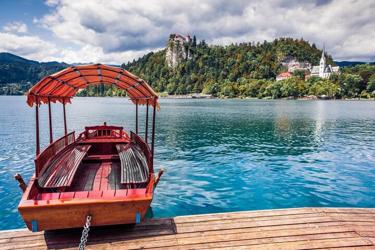 una barca ferma su un molo su un lago