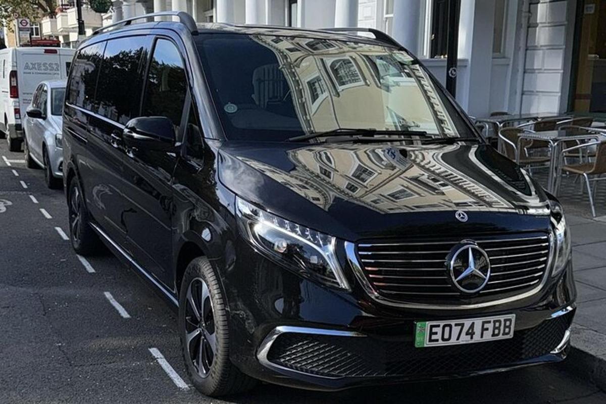 crni automobil parkiran na parkiralištu