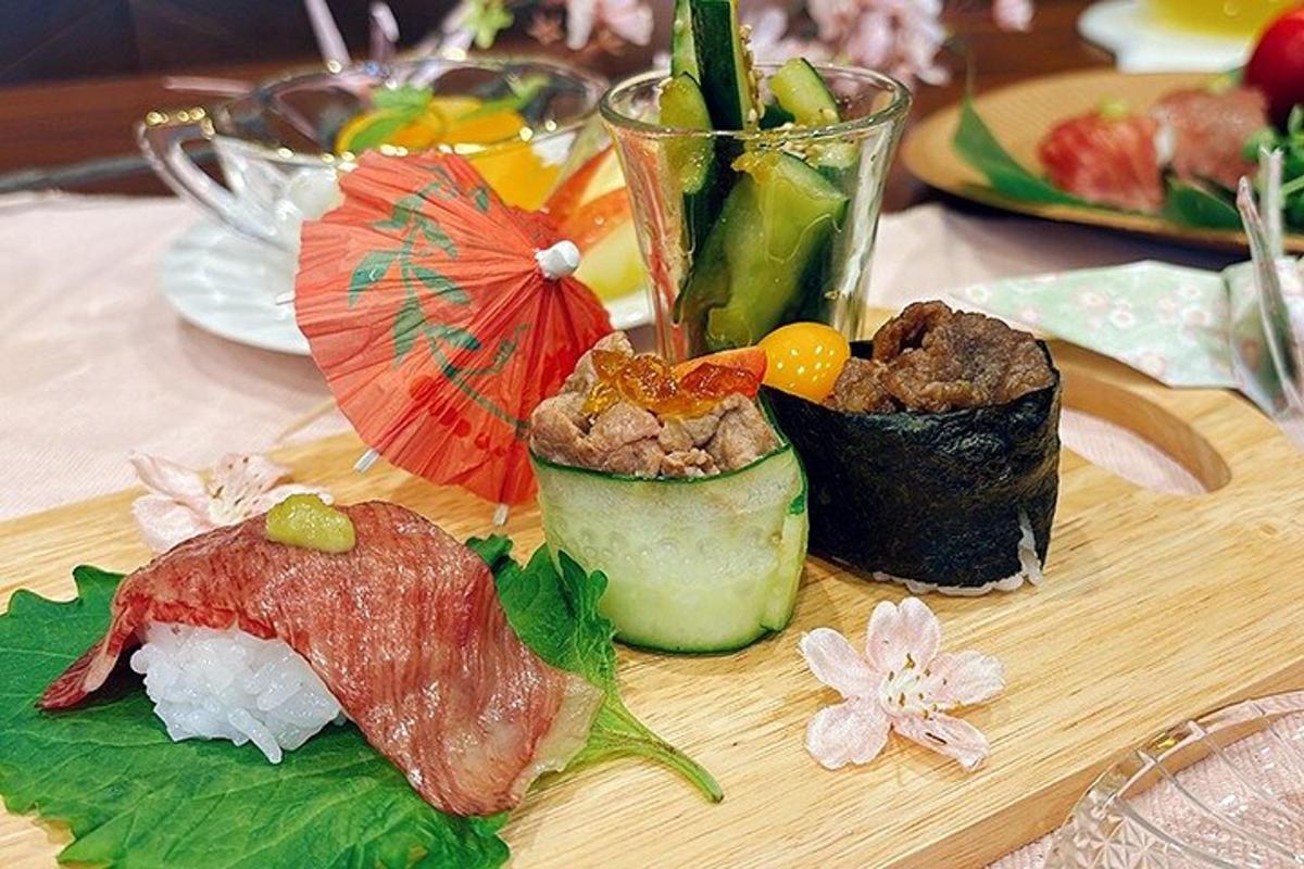 o tavă de lemn cu sushi și legume pe o masă