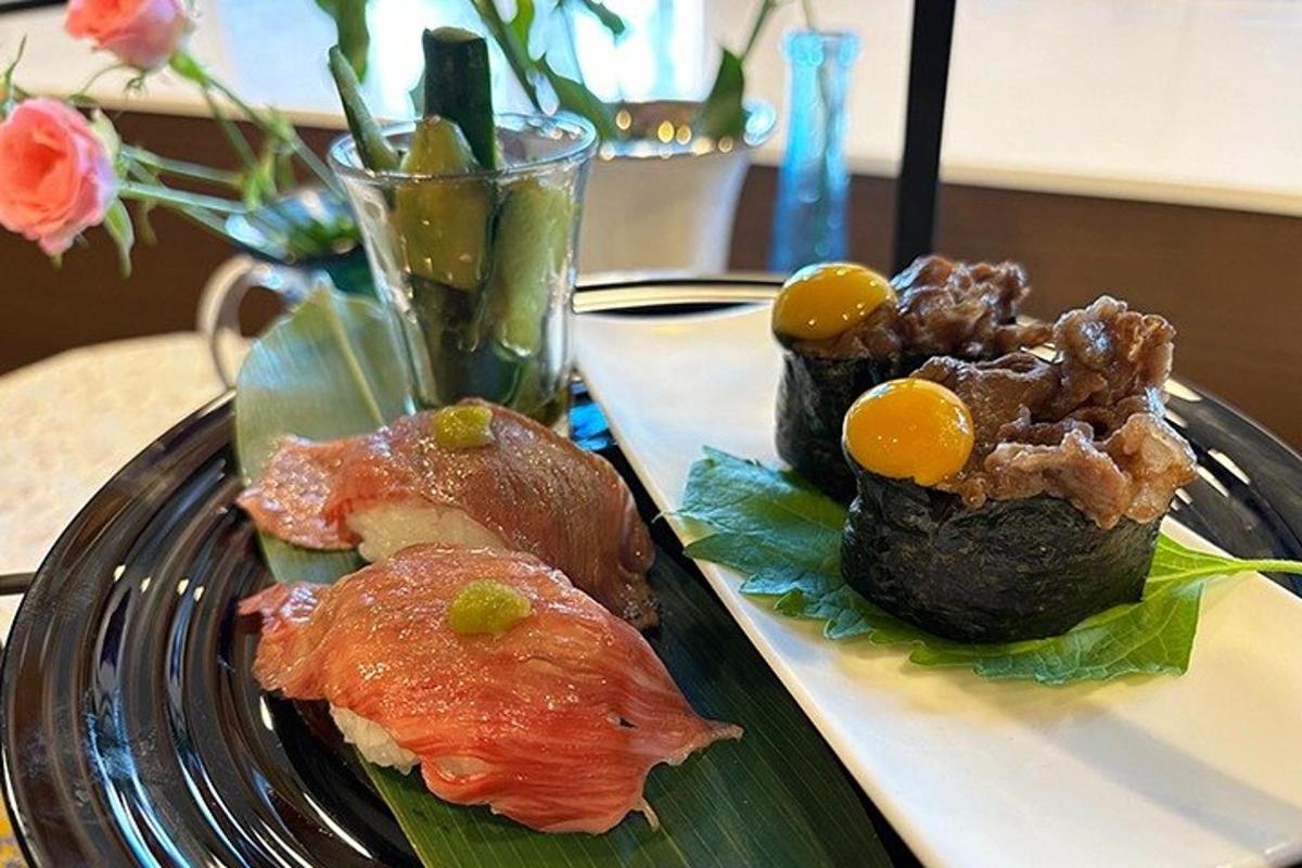 două farfurii de mâncare pe o masă cu sushi
