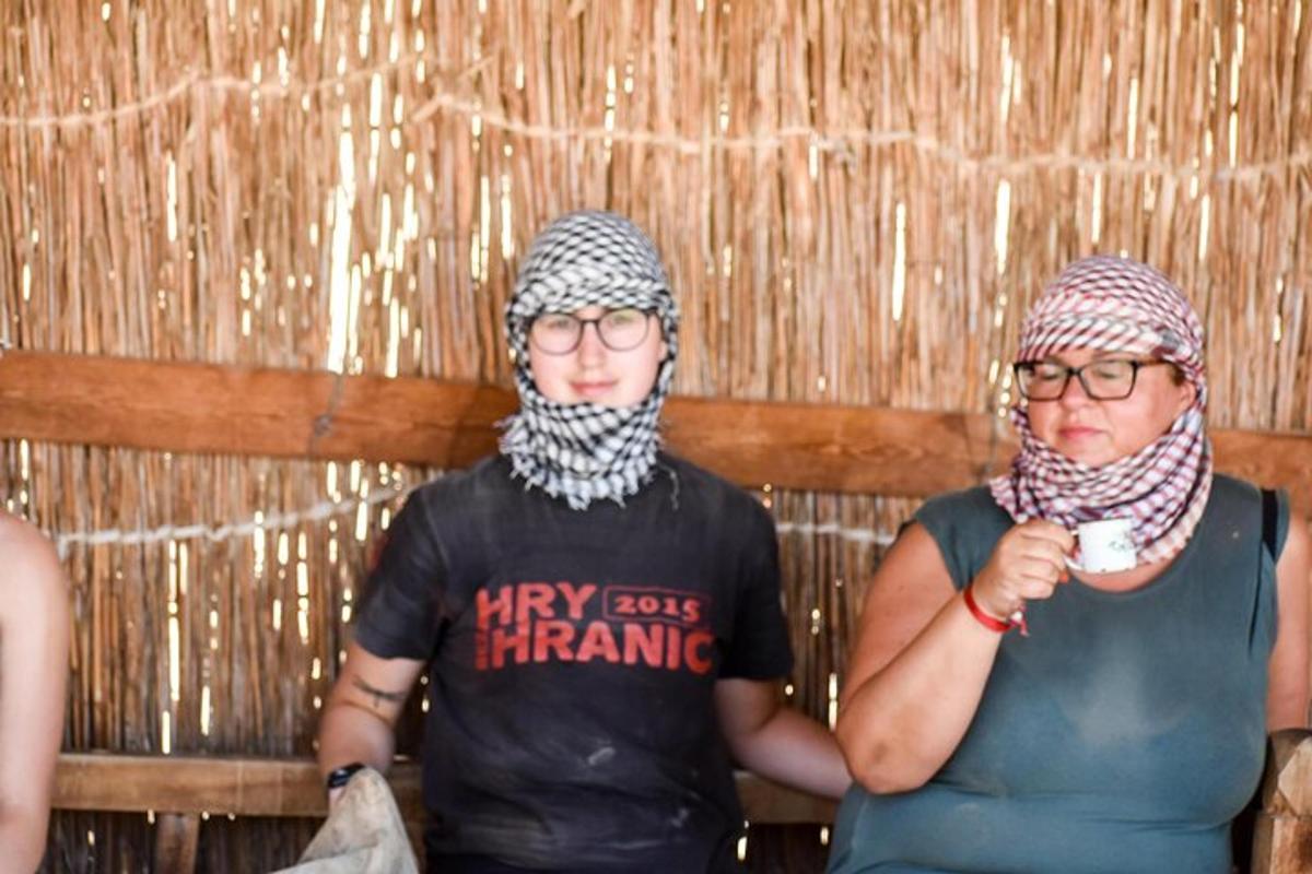 Dos mujeres con sombreros y bufandas paradas una al lado de la otra