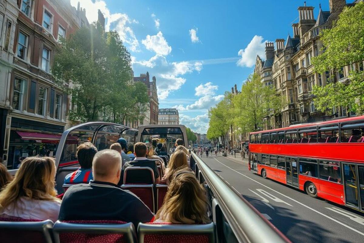 skupina lidí jedoucích ve dvoupatrovém autobuse