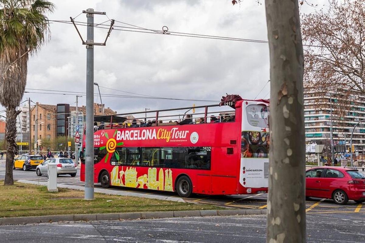 červený dvoupatrový autobus jedoucí po ulici